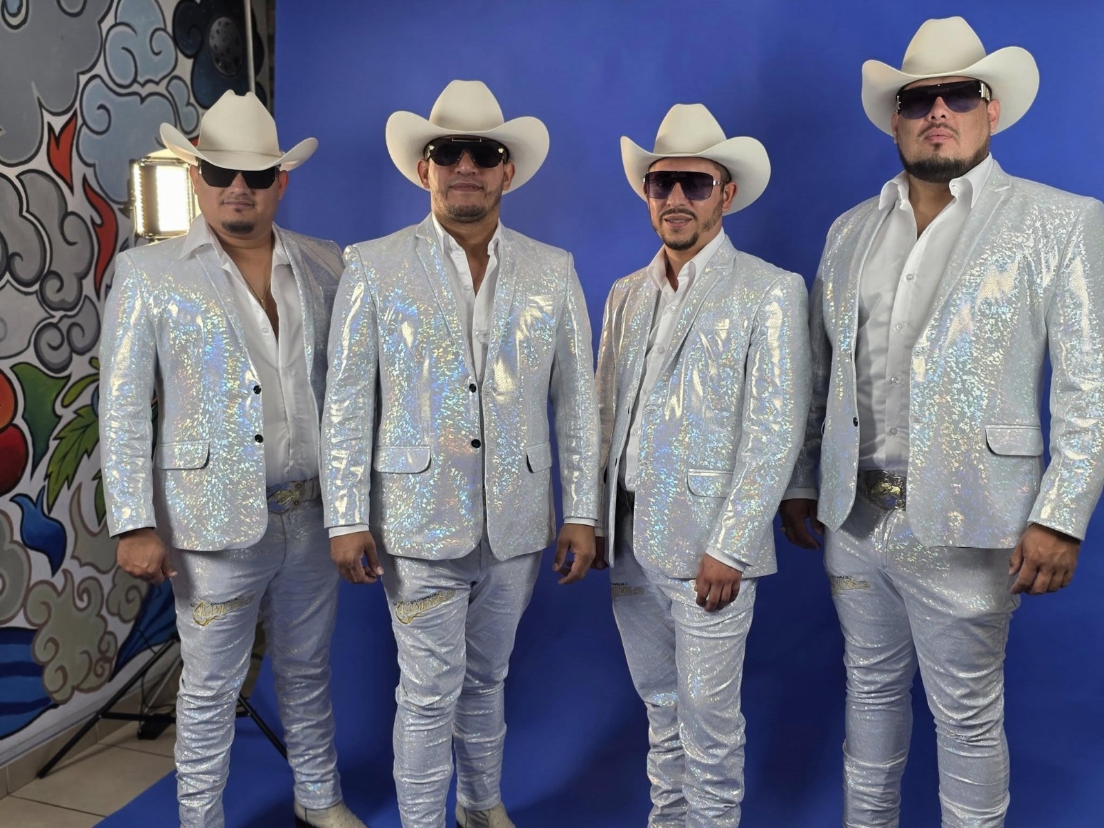 Los Compas de Los Alameños te dicen: «Eres mi necesidad».