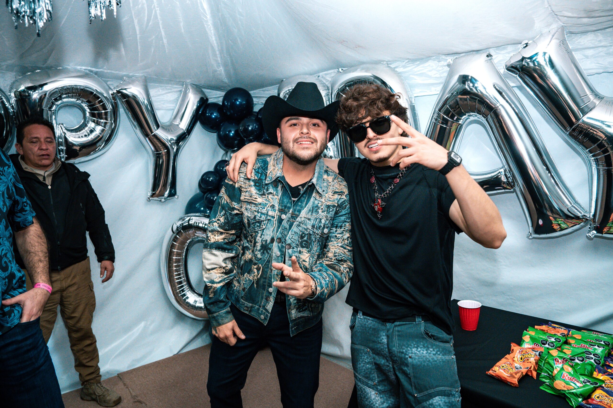 Gerardo Ortiz y Gabito Ballesteros arrasan en Coahuila