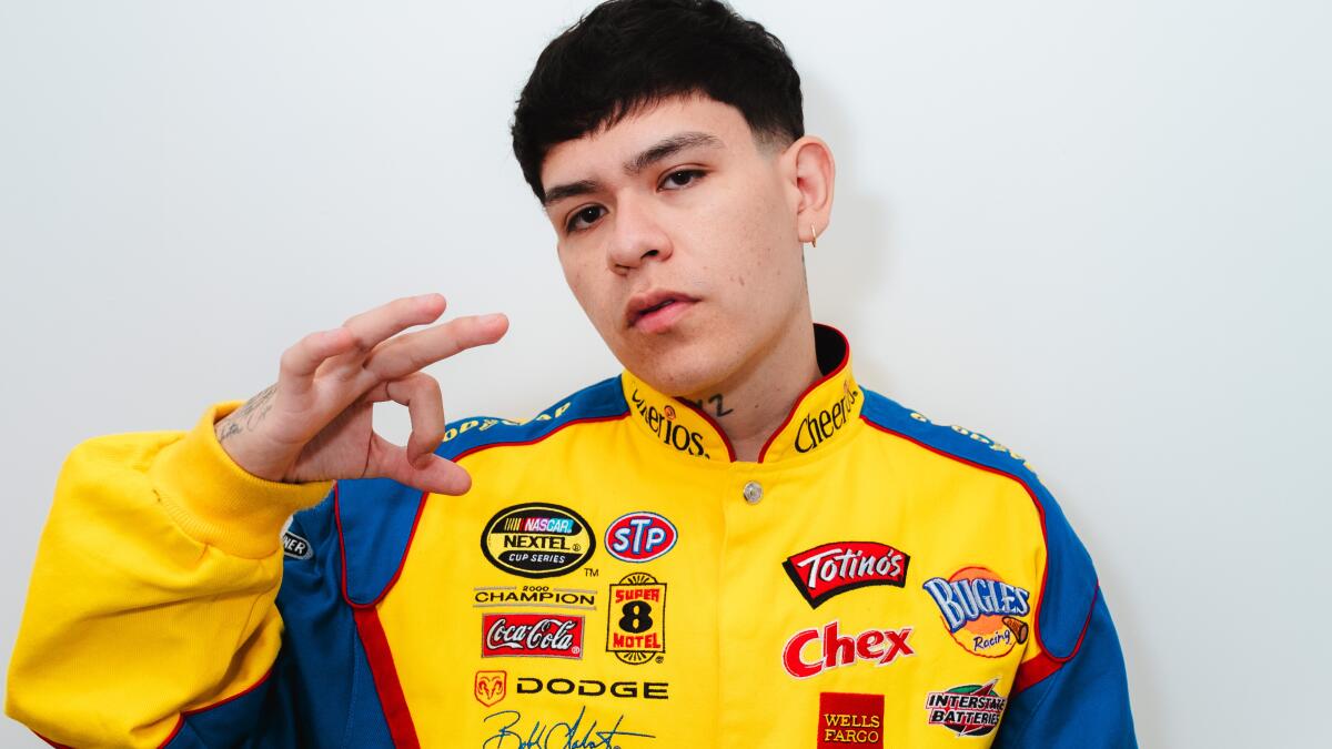 Junior H derrama lágrima en Latinoamérica