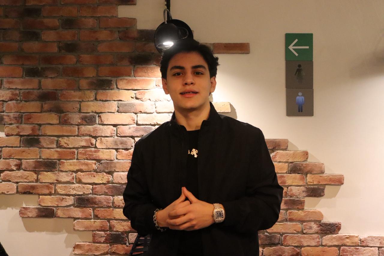 Alan Arrieta muestra con orgullo su ¡Bichote!