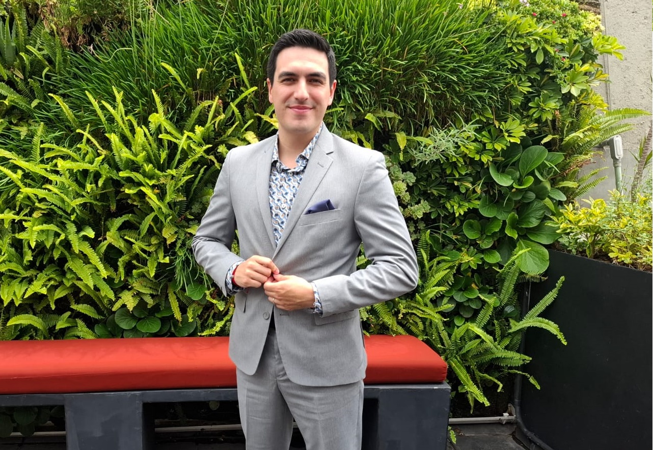 Raúl Hernández Jr. te espera en En la Habitación
