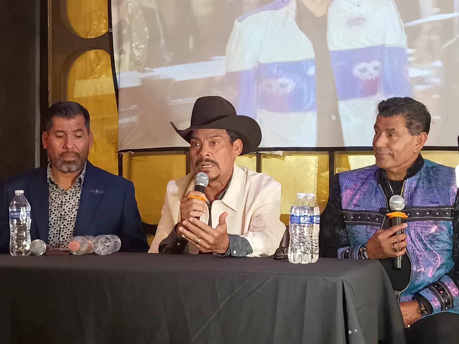 Rehenes y Fugitivos le cantan al amor en Arena CDMX
