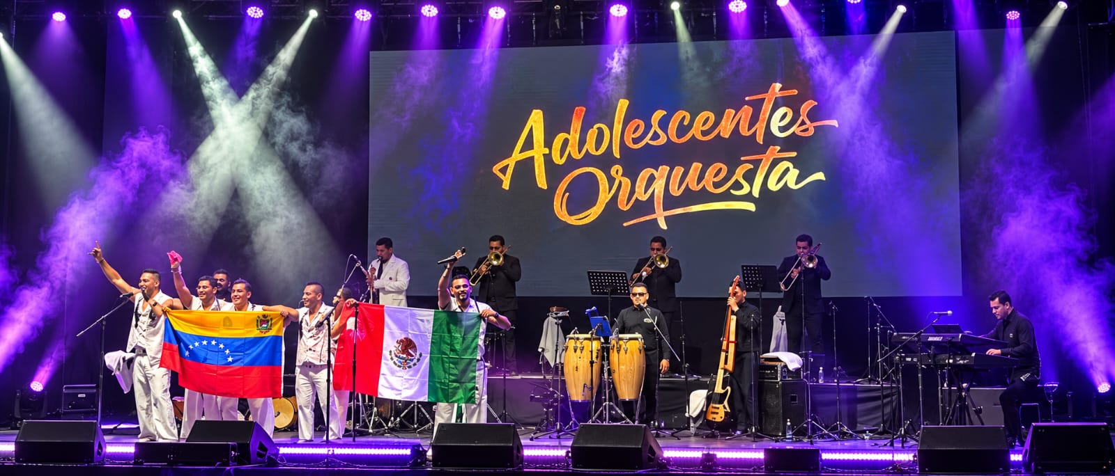 Los Adolescentes llegan con sus amigos al Metropolitan